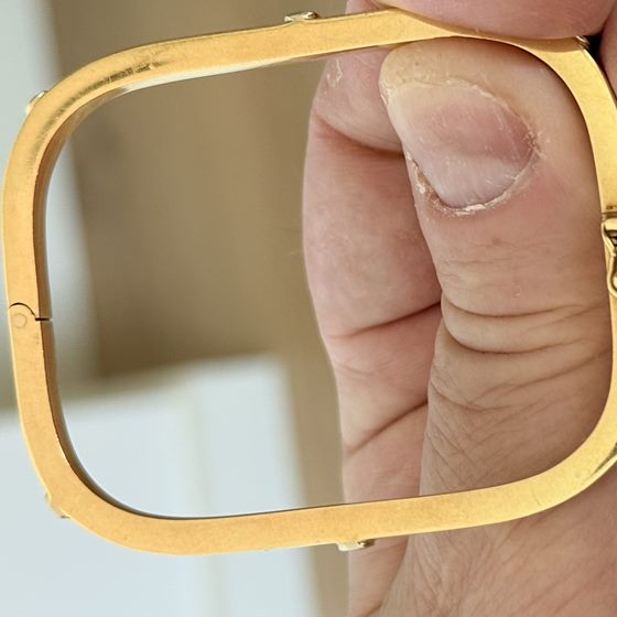 18k yellow gold squared hinged bangle with screw motif