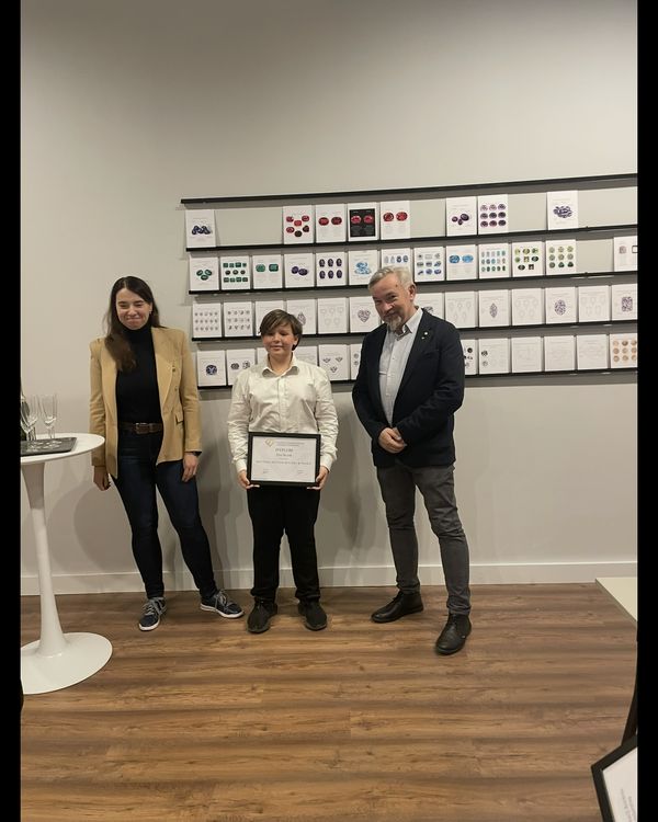 Max Bizak receiving Antique Jewelry diploma