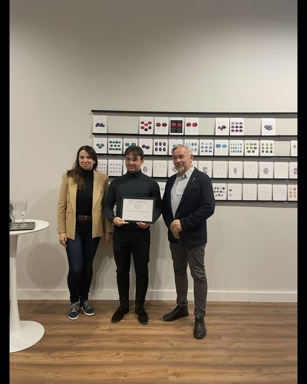 Filip Bizak receiving Antique Jewelry diploma